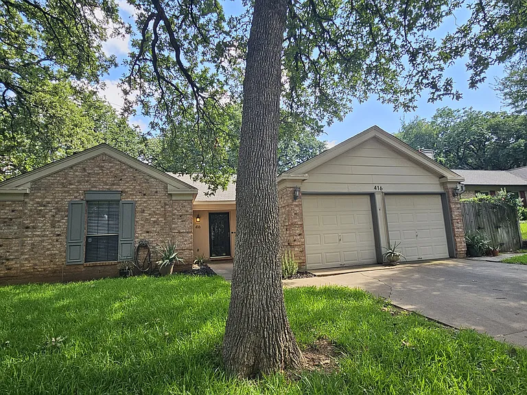 416 Thorn Wood Dr — Photo 1