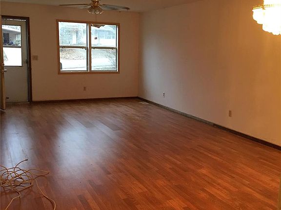 3rd image of 825 Hart St