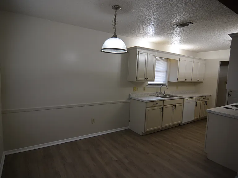 6809 Westglen Dr — Photo 4