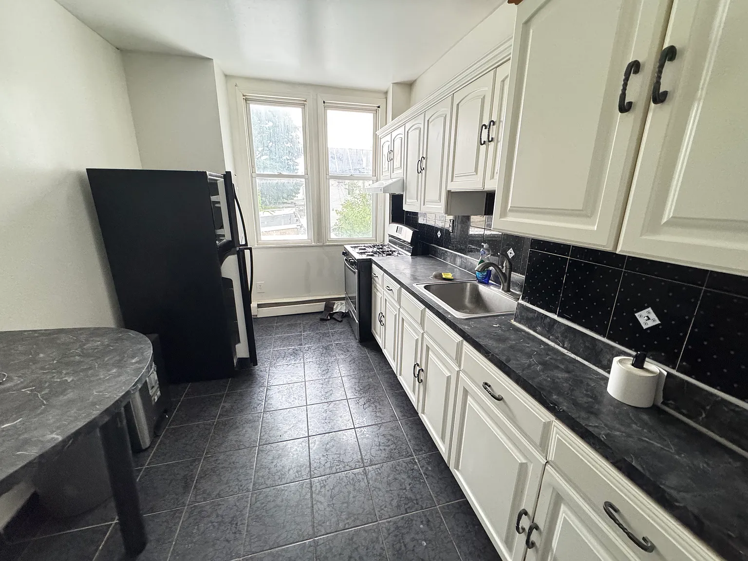 3 bed, 1200 sqft, $2,200 — Photo 4