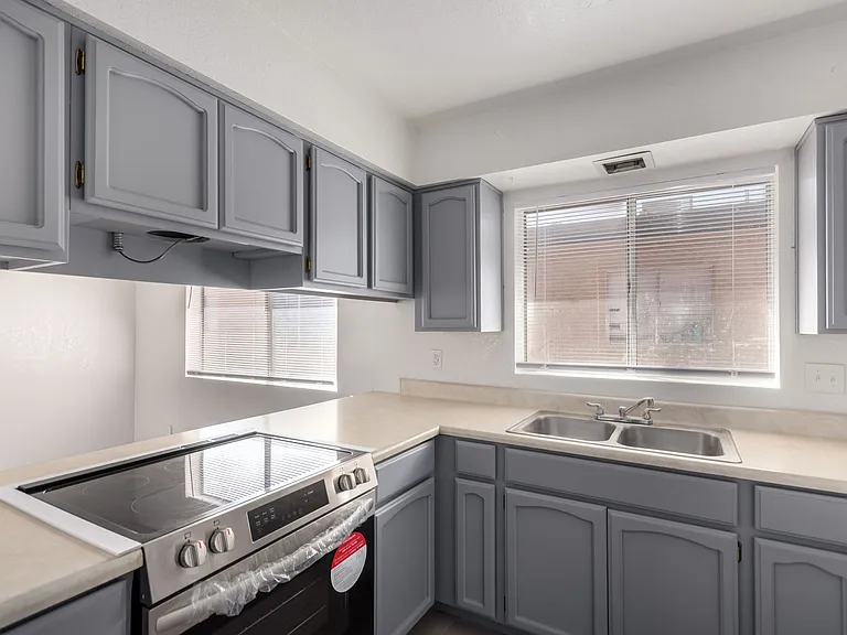 615 N Arrowhead Dr — Photo 12