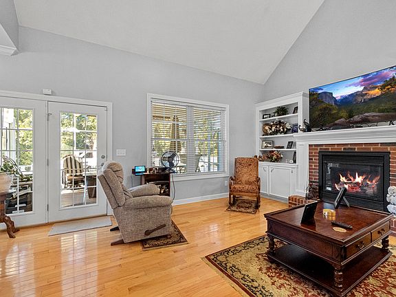 3rd image of 14 W Ridgefield Ct