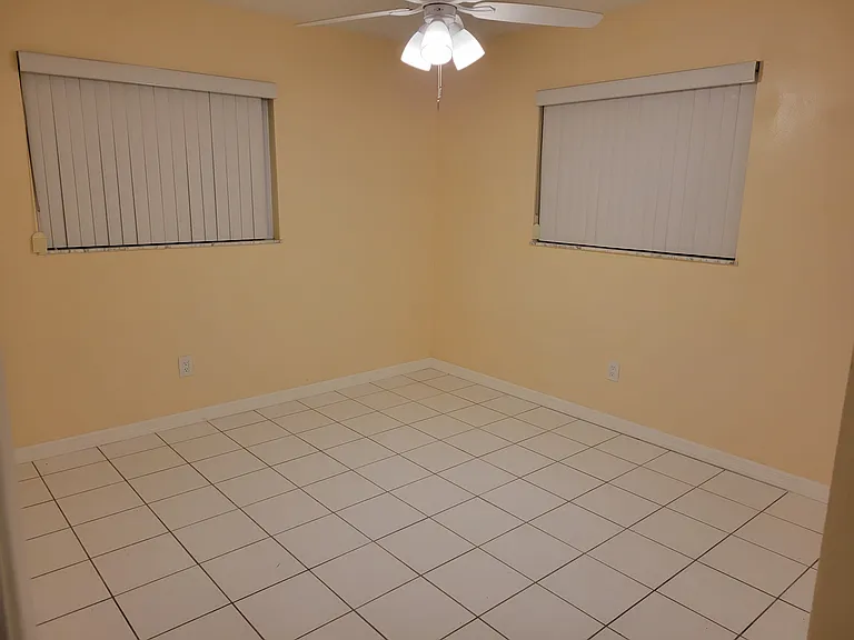1730 Robinhood Ln — Photo 9