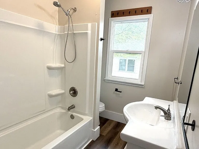 512 E Yerby St — Photo 4