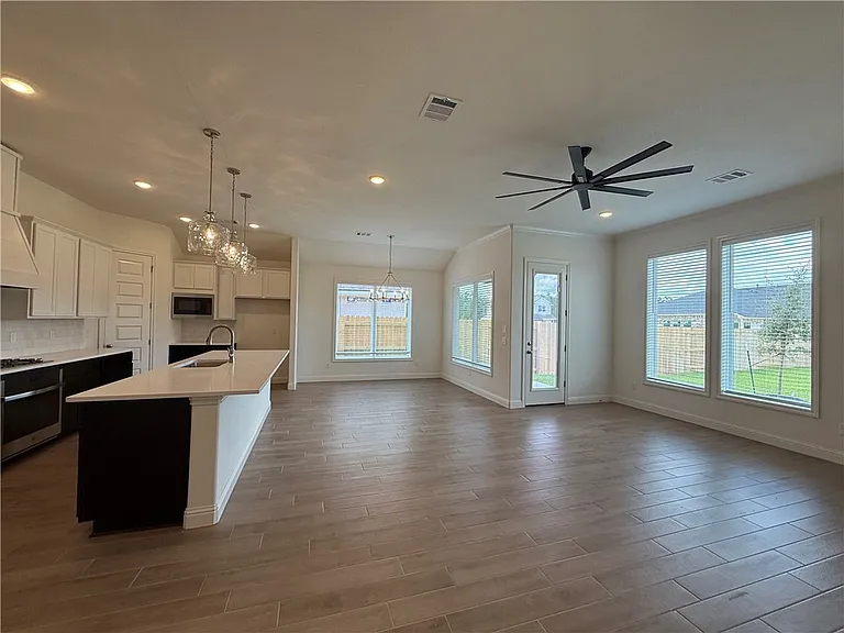 3709 Lamar Hollow Ct — Photo 8