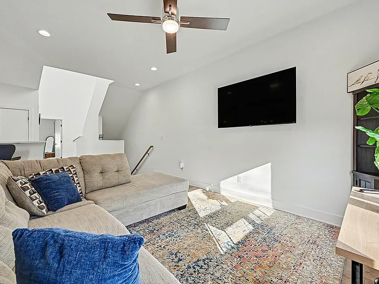 Walnut Heights Dr — Photo 7