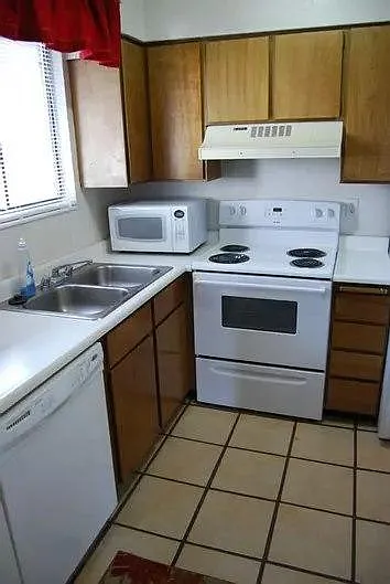 824 E 3950 S — Photo 2