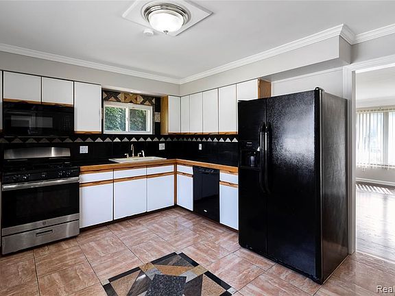 5th image of 20449 Brooklawn Dr
