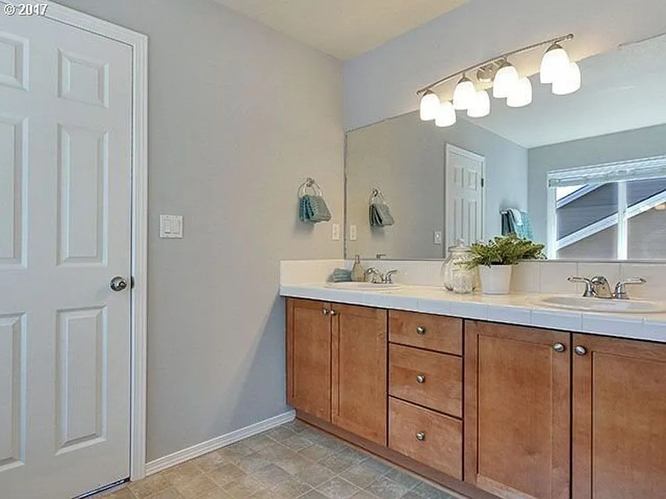 Beautiful 4 bedroom/2.5 bath Home in Newberg — Photo 4