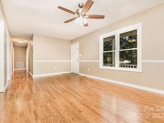 3rd image of 709 Robin Ave