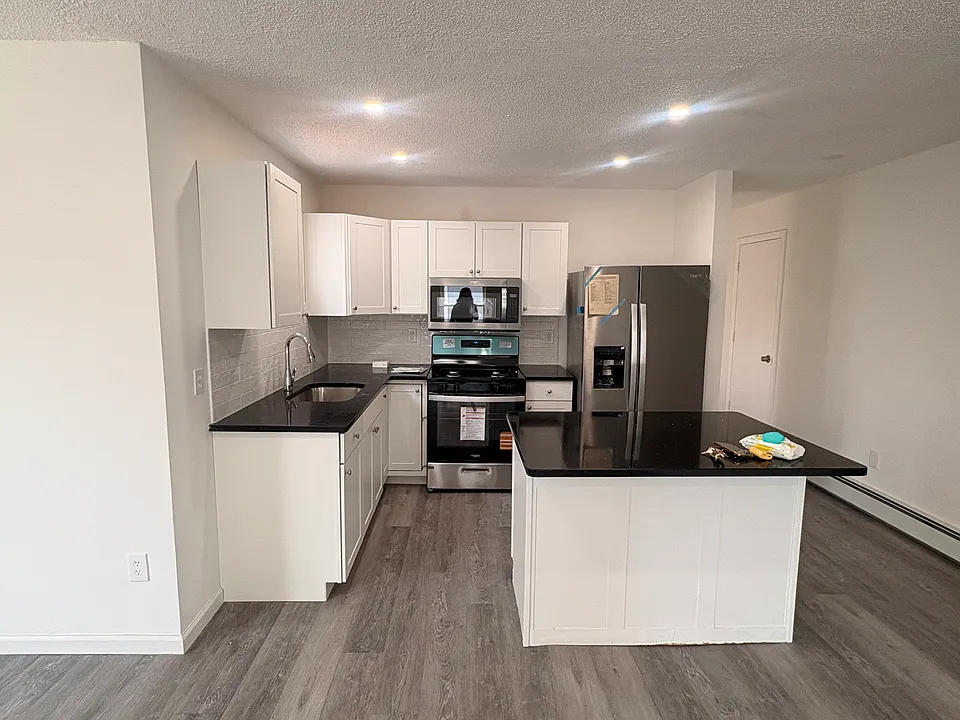 23 Dewitt St #1