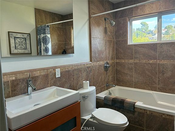 4th image of 2440 N Gower St #2440B