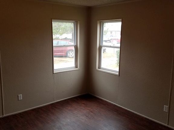 4th image of 601 N Beaumont St