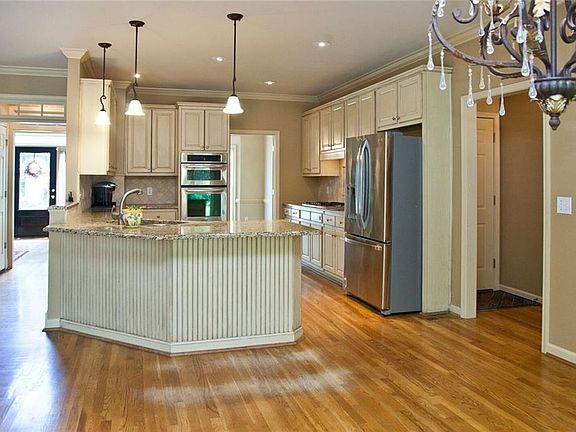 3rd image of 3203 Whiteoak Cir SE