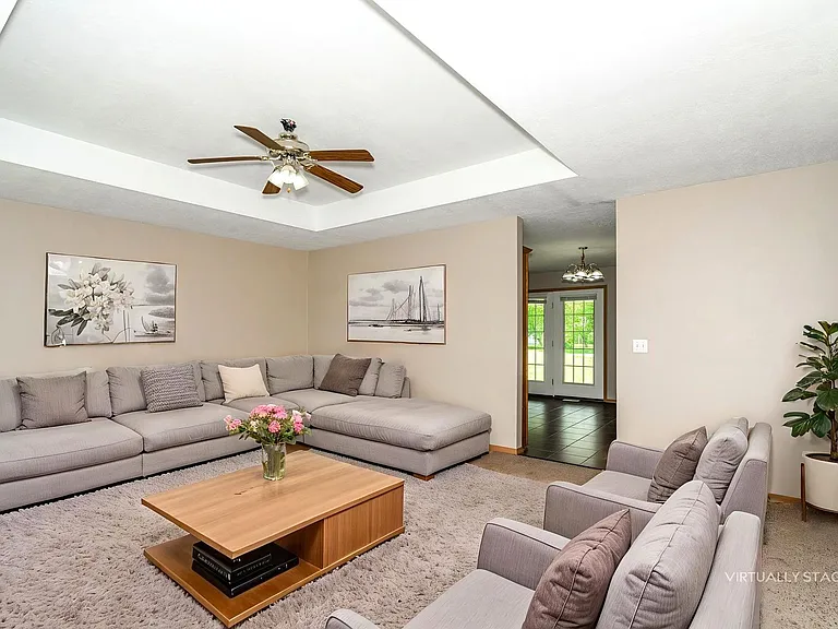 2726 E Loren — Photo 2
