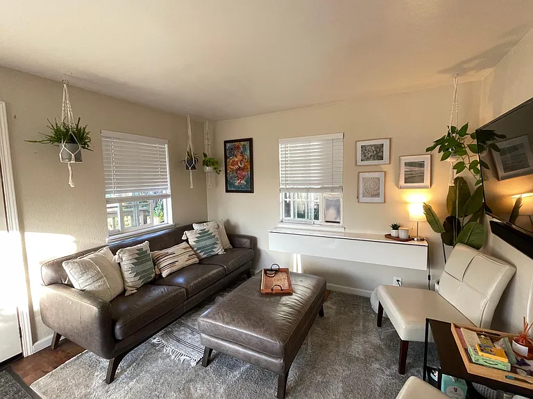 221 Sandercock St — Photo 3