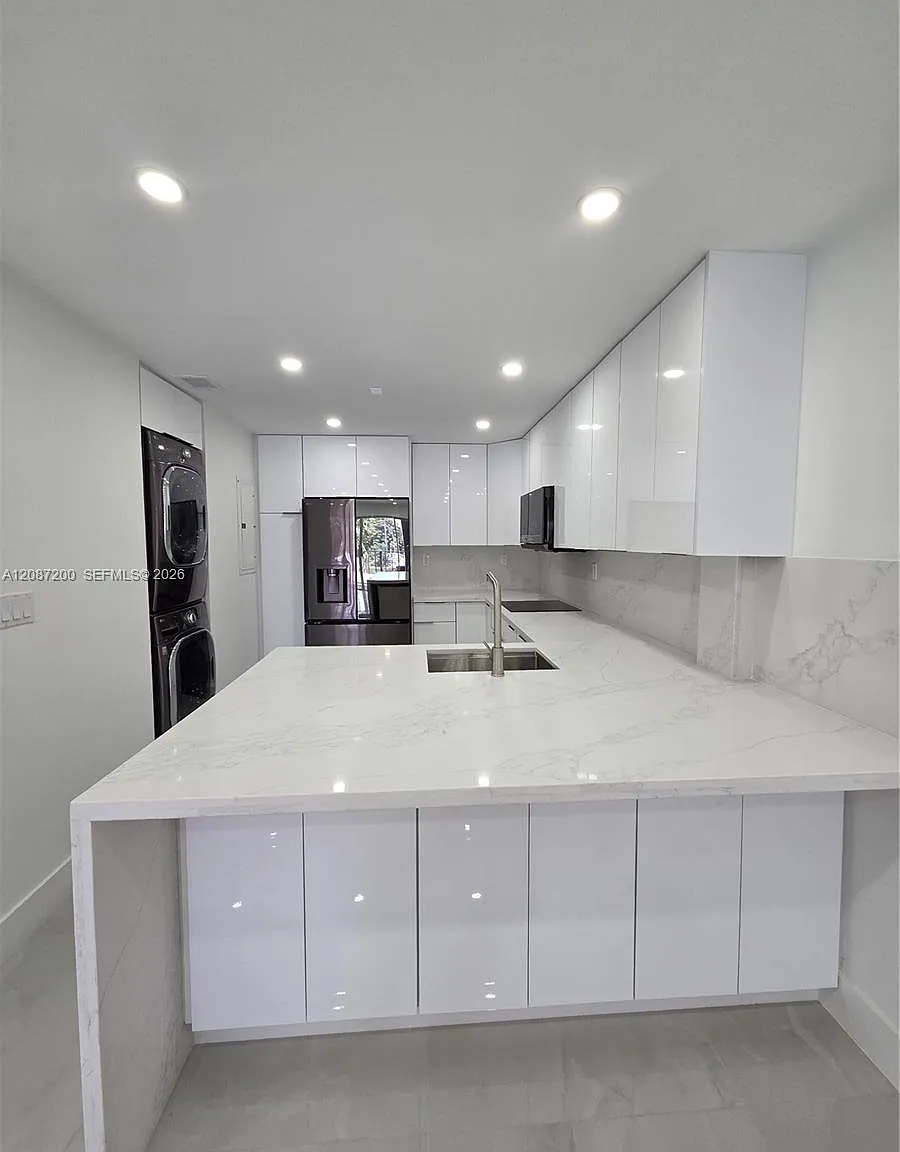Olympian Gdn Condo — Photo 3