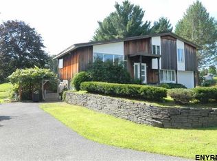 6 Hickory Ln, Troy, NY 12180
