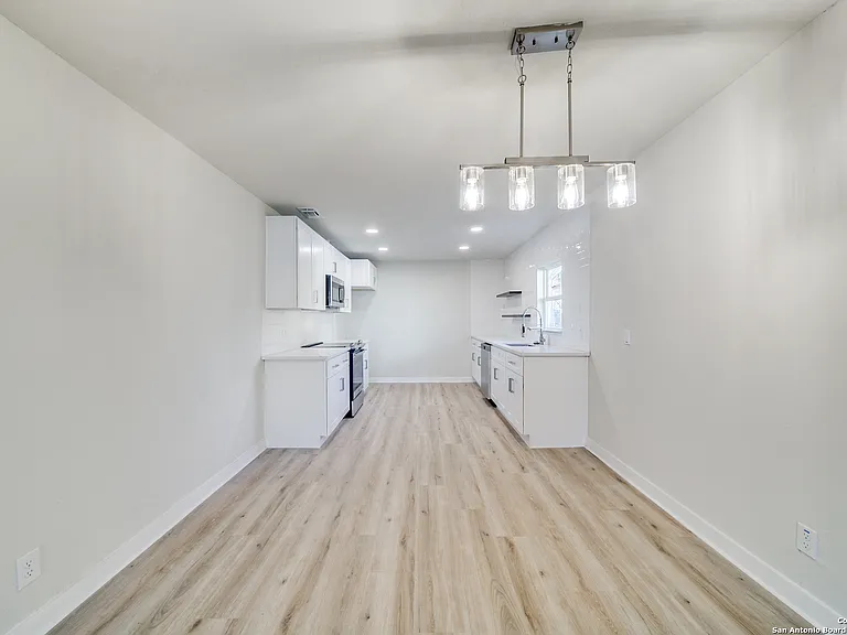 1414 Burleson St — Photo 8