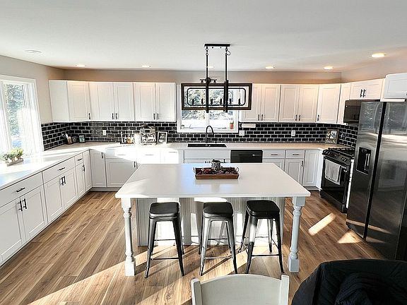 2nd image of 64435 Diamond Ridge Rd