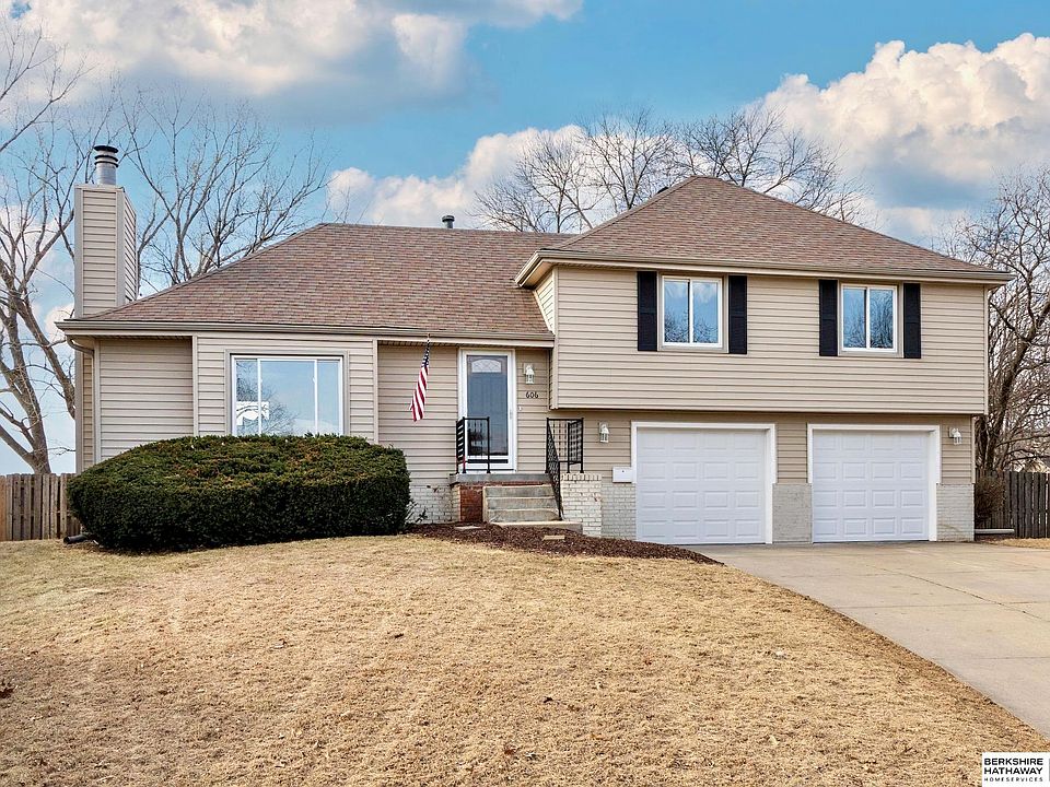 1st image of 606 N 152nd Cir