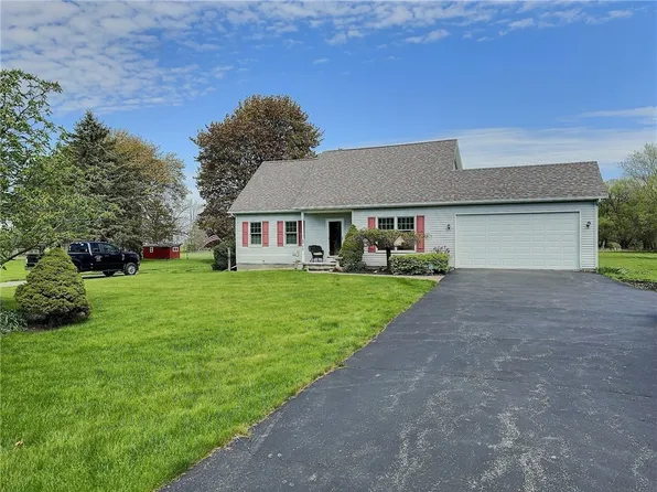 8711 W Bergen Rd, Le Roy, NY 14482