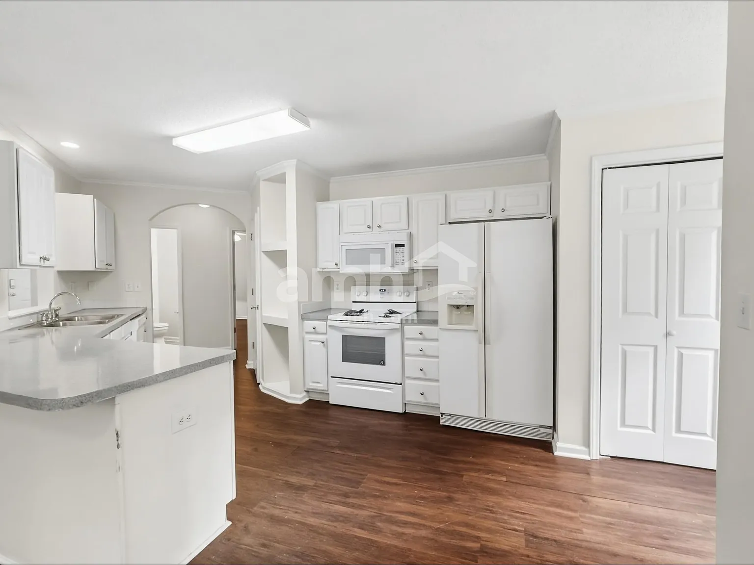 3 bed, 2.5 bath, 2320 sqft, $2,260 — Photo 3