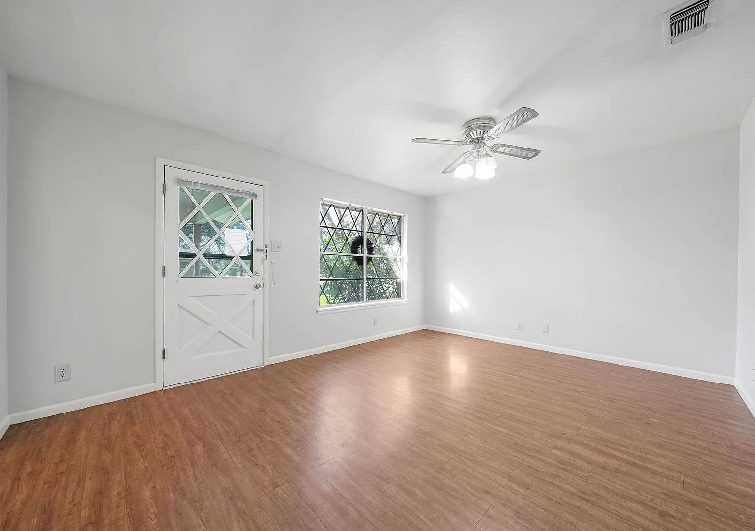 Spacious 3BR Duplex Less Than 1 Mile from Texas State University — Photo 3