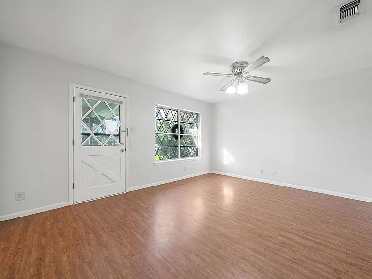 130 Algarita Rd — Photo 3