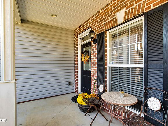 3rd image of 1609 Silver Oaks Ln