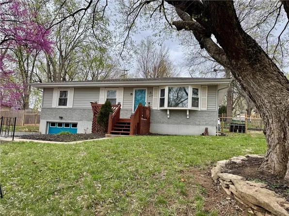 824 E 6th St, Tonganoxie, KS 66086