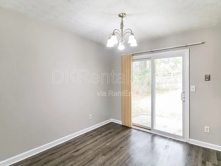 307 Hamilton Glenn — Photo 5
