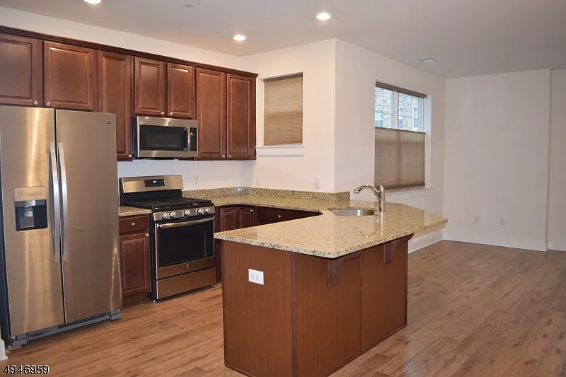3 bed, 2.5 bath, 2088 sqft, $3,700 — Photo 2