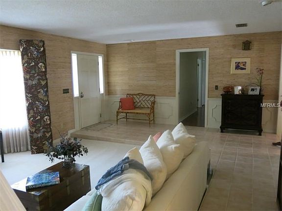 3rd image of 320 Valley Dr