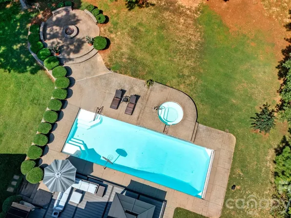 1300 Longleaf Ct, Matthews, NC 28104