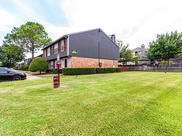 Park City Townhomes in Arlington, TX