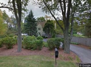 8050 N Gray Log Ln, Fox Pt, WI 53217