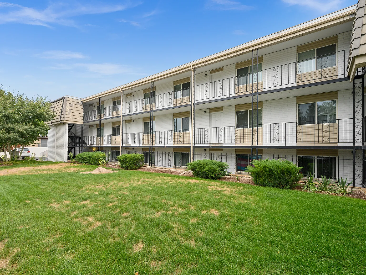 2 bed, 864 sqft, $1,300 — Photo 2
