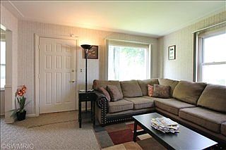 3rd image of 1323 Northlawn St NE