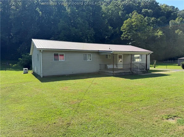 221 Elizabeth St, Madison, WV 25130