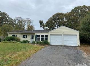 7 Calicotree Ln, Coram, NY 11727