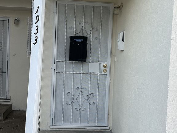 3rd image of 1933 S Palm Grove Ave