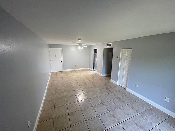 2nd image of 924 Lake Destiny Rd Unit B