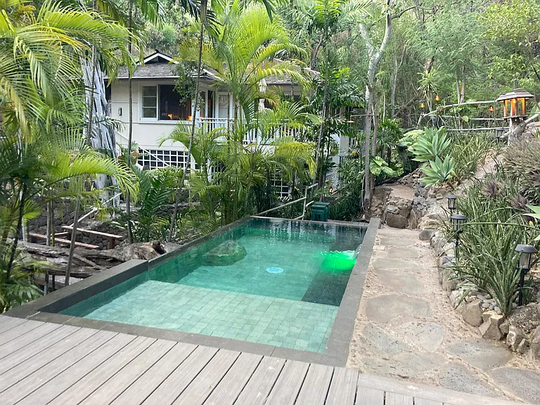 Full natural sun lights on the pool and sitting area with sun beds on the upper terrace