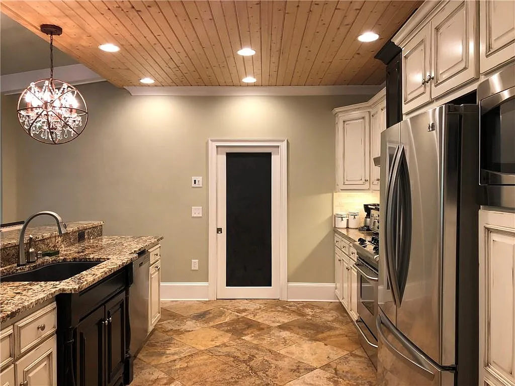 5 bed, 3.0 bath, 4133 sqft, $4,000 — Photo 3