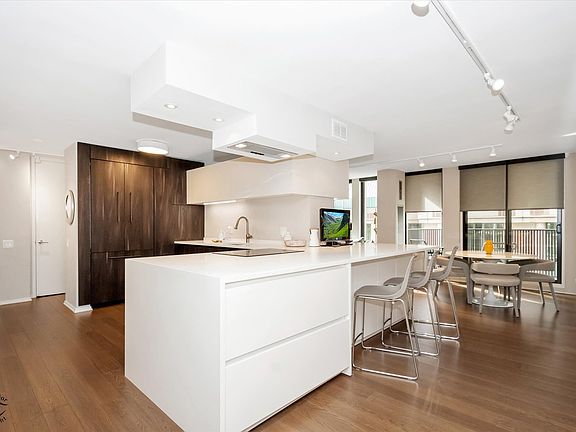 5th image of 200 E Delaware Pl APT 5A