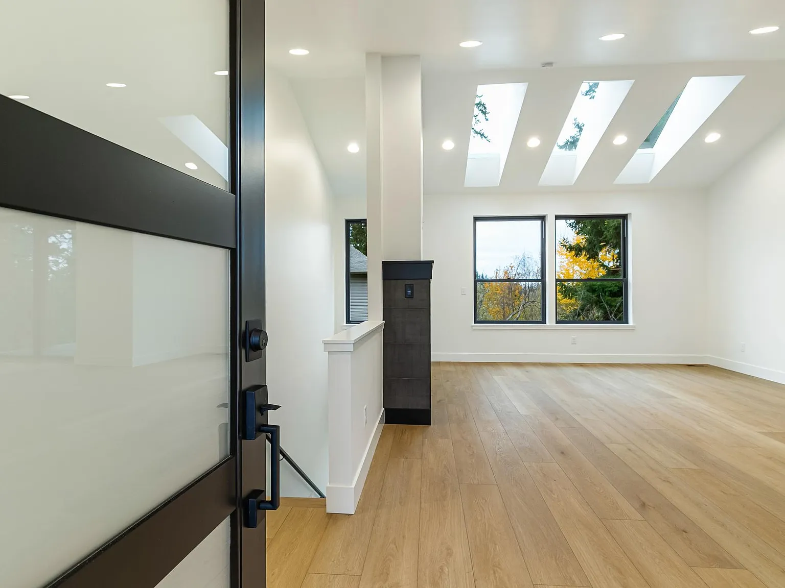 3 bed, 2.5 bath, 2100 sqft, $3,500 — Photo 2