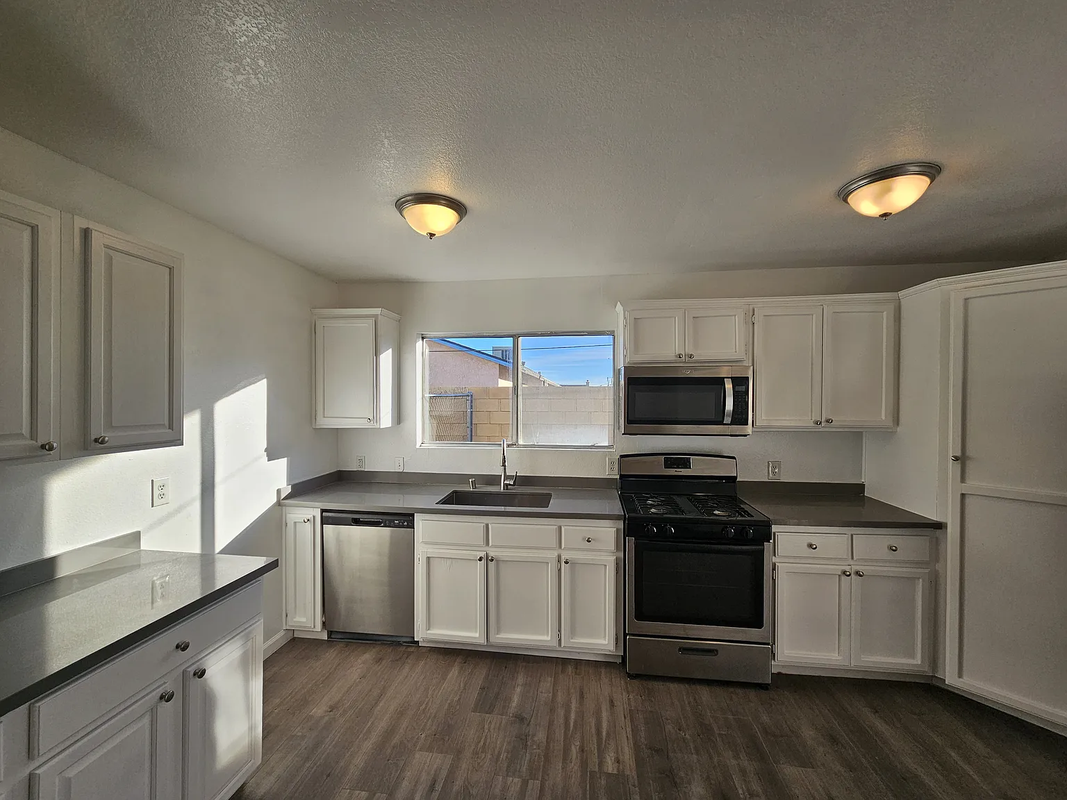 3 bed, 1216 sqft, $1,875 — Photo 2