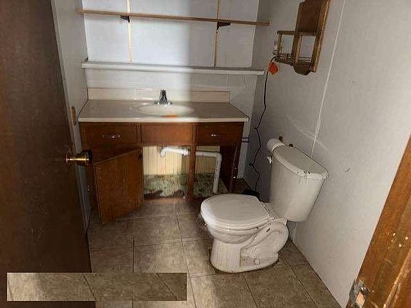 2nd image of 711 Laframboise Dr