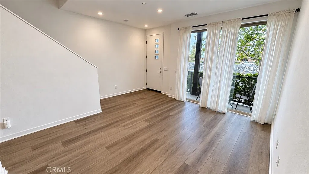 2 bed, 3.5 bath, 1805 sqft, $4,950 — Photo 4
